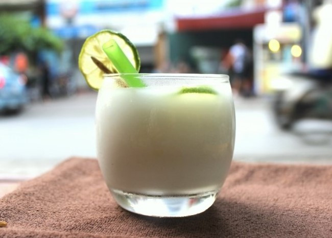 Bột sắn dây tinh bột được chiết xuất từ củ sắn dây, trải qua nhiều công đoạn như nghiền, lọc lấy tinh bột, phơi khô mà thành. Đây là một trong những món nước bổ sung năng lượng và giải nhiệt rất tốt. Ảnh: Chuyengiaamthuc. Bột sắn dây tinh bột được chiết xuất từ củ sắn dây, trải qua nhiều công đoạn như nghiền, lọc lấy tinh bột, phơi khô mà thành. Đây là một trong những món nước bổ sung năng lượng và giải nhiệt rất tốt. Ảnh: Chuyengiaamthuc.