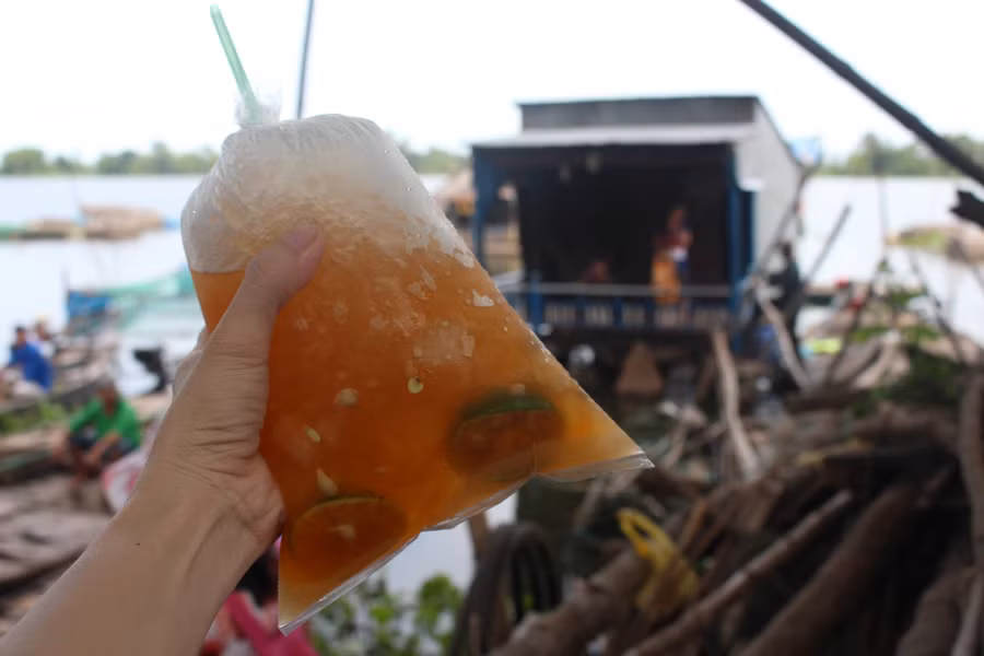 Trà đường tắc là món nước giải nhiệt ngày nóng thường được người dân đồng bằng sông Cửu Long sử dụng. Thành phần của món nước gồm nước trà đậm, lượng đường lớn, tắc và đá. Ảnh: Huỳnh Hằng.