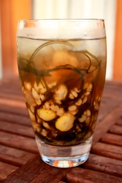 Chè sâm bổ lượng là một món nước có nguồn gốc từ Quảng Đông (Trung Quốc). Thành phần tạo nên món nước này gồm có nhãn nhục, phổ tai, hạt sen, hạt ý dĩ, bạch quả... Ảnh: Vietnamseafood.