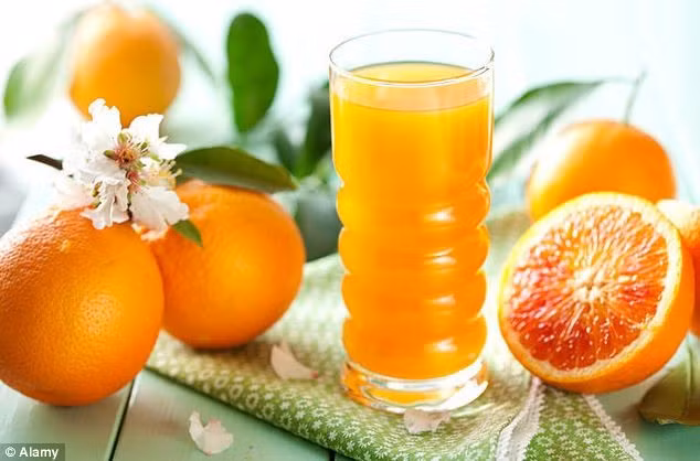 Nước cam: Do chứa nhiều vitamin C, nước cam luôn được sử dụng để tăng sức đề kháng của cơ thể. Vào ngày nắng, vị chua nhẹ, ngọt thanh của cam kết hợp cùng đá mang đến món giải khát hấp dẫn. Ảnh: Alamy.