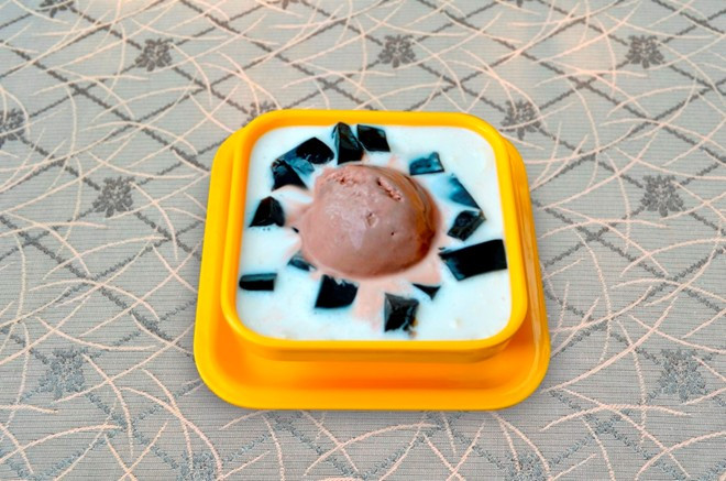 Sương sáo có hai loại là sương sáo đen và trắng. Đây là món nước giải khác có nguồn gốc từ Quảng Châu. Điều thú vị của món nước giải nhiệt này là bạn có thể dùng riêng hay trộn nó với hột é, chân vịt, rong biển... để dùng. Ảnh: Đường Bá Hổ. Sương sáo có hai loại là sương sáo đen và trắng. Đây là món nước giải khác có nguồn gốc từ Quảng Châu. Điều thú vị của món nước giải nhiệt này là bạn có thể dùng riêng hay trộn nó với hột é, chân vịt, rong biển... để dùng. Ảnh: Đường Bá Hổ.