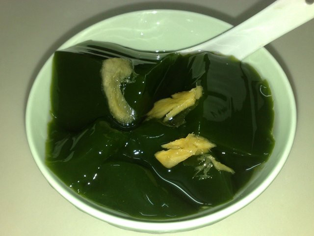 Sương sâm là một loại nước giải khát được làm từ dây sương sâm hay dây xanh leo, dây xanh ba nhị, xanh tam. Để chế biến món này, bạn dùng tay vò dập lá và thân, chiết lấy nước cốt hòa với nước sạch. Hỗn hợp nước này sẽ tự đông lại. Ảnh: Foodnk. Sương sâm là một loại nước giải khát được làm từ dây sương sâm hay dây xanh leo, dây xanh ba nhị, xanh tam. Để chế biến món này, bạn dùng tay vò dập lá và thân, chiết lấy nước cốt hòa với nước sạch. Hỗn hợp nước này sẽ tự đông lại. Ảnh: Foodnk.