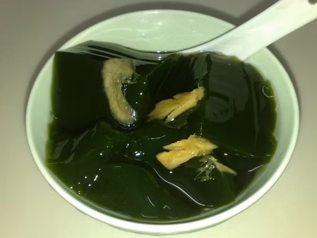 Sương sâm là một loại nước giải khát được làm từ dây sương sâm hay dây xanh leo, dây xanh ba nhị, xanh tam. Để chế biến món này, bạn dùng tay vò dập lá và thân, chiết lấy nước cốt hòa với nước sạch. Hỗn hợp nước này sẽ tự đông lại. Ảnh: Foodnk.