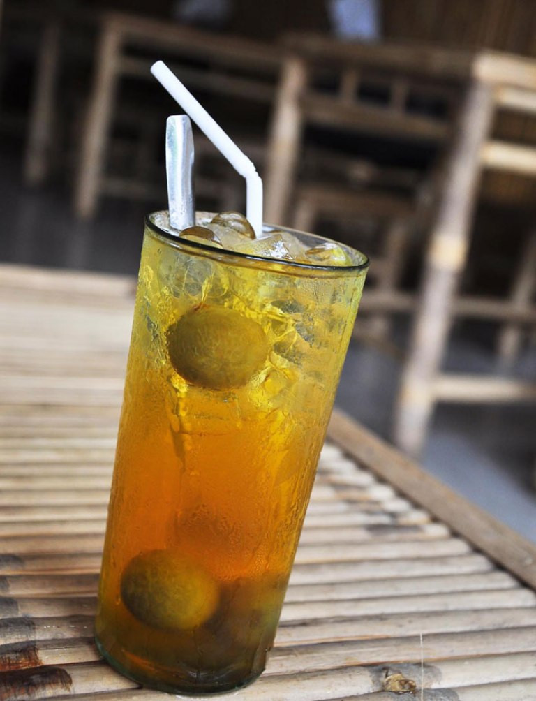 Nước sấu ngâm đường: Trong những ngày nóng bức như hiện nay, một ly sấu ngâm đường và đá bào sẽ xua tan cơn nóng và mệt mỏi ngày hè. Ảnh: Chân Đất. Nước sấu ngâm đường: Trong những ngày nóng bức như hiện nay, một ly sấu ngâm đường và đá bào sẽ xua tan cơn nóng và mệt mỏi ngày hè. Ảnh: Chân Đất.