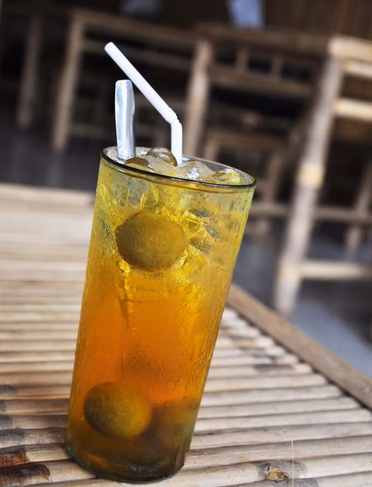 Nước sấu ngâm đường: Trong những ngày nóng bức như hiện nay, một ly sấu ngâm đường và đá bào sẽ xua tan cơn nóng và mệt mỏi ngày hè. Ảnh: Chân Đất.