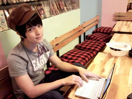 Năm 2008, Kelbin Lei bắt đầu được mọi người biết đến bởi gương mặt đẹp và phong cách thời trang Hàn Quốc. Chính nhờ ngoại hình bắt mắt khiến hot boy Đà Lạt trở thành người mẫu ảnh cho nhiều tạp chí tuổi teen. Năm 2008, chàng hot boy Kelbin Lei bắt đầu được mọi người biết đến bởi gương mặt đẹp và phong cách thời trang Hàn Quốc. Chính nhờ ngoại hình bắt mắt, chàng trai này trở thành người mẫu ảnh cho nhiều tạp chí tuổi teen.