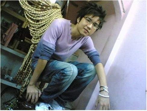 Mạnh Quân là một trong những hot boy được yêu mến qua bộ phim sitcom Nhật kí Vàng Anh. Thời mới vào nghề, chàng trai này thu hút với gương mặt sáng, lối diễn xuất tự nhiên. Đặc điểm dễ nhận biết nhất ở chàng hot boy này là kiểu tóc “chôm chôm” và nụ cười tươi tắn. Mạnh quân là một trong những hot boy được yêu mến qua bộ phim sitcom “Nhật kí Vàng Anh”. Thủa mới vào nghề, chàng trai này thu hút với gương mặt sáng, lối diễn xuất tự nhiên. Đặc điểm dễ nhận biết nhất ở chàng hot boy này là kiểu tóc “chôm chôm” và nụ cười tươi tắn.