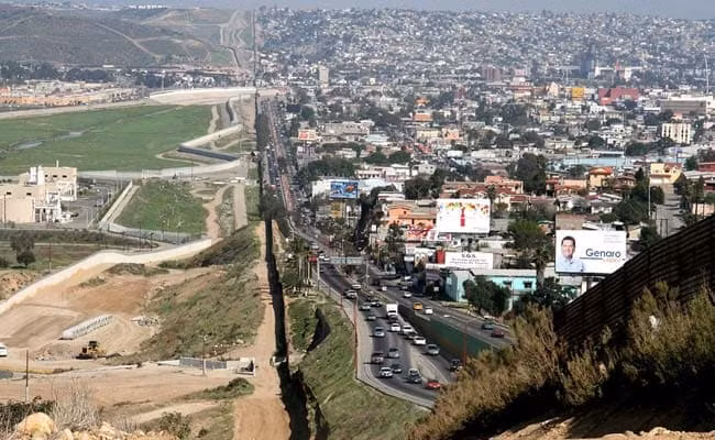 Những chiếc xe bị đốt cháy cũng được tìm thấy gần các thi thể ở thị trấn Miguel Aleman (ảnh: NDTV)