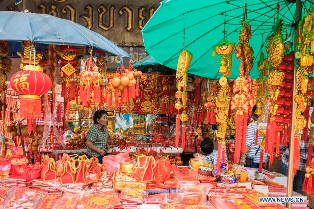 Người dân mua đồ trang trí tại Khu Phố Tàu ở Bangkok, Thái Lan. Người dân ở Bangkok bắt đầu mua những câu đối xuân và các đồ trang trí khác cho Tết Nguyên đán.