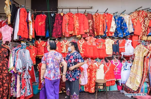 Người dân mua trang phục truyền thống tại Khu phố Tàu ở Bangkok, Thái Lan