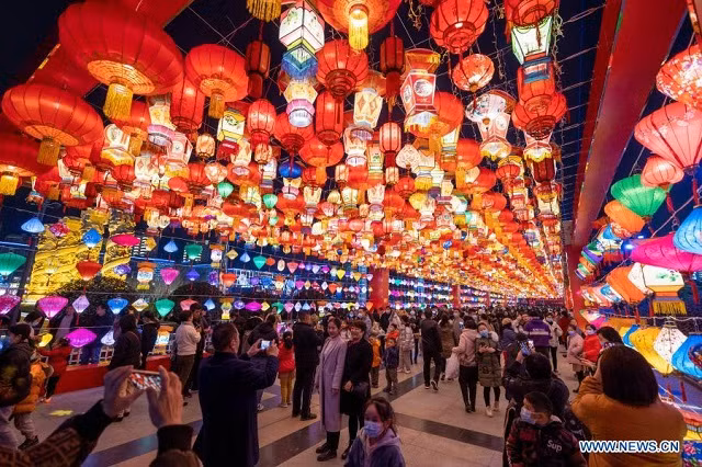 Người dân ngắm đèn lồng trước Lễ hội mùa xuân tại Quảng trường Nam Phong ở thành phố Vận Thành, tỉnh Sơn Tây phía bắc Trung Quốc