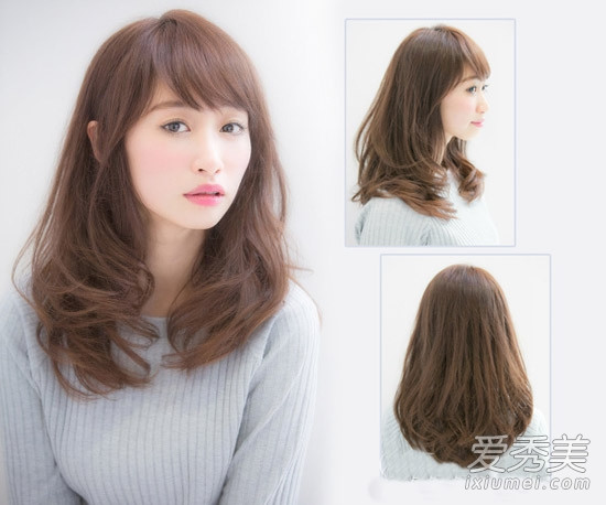 15 kiểu tóc đón năm mới ảnh 10 Những lọn tóc xoăn to bồng bềnh bao giờ cũng giúp các nàng ghi điểm bởi vẻ ngoài duyên dáng và sang trọng. Hãy làm mới phong cách của bản thân với một chút bay bổng với kiểu tóc xoăn nhẹ này nhé!