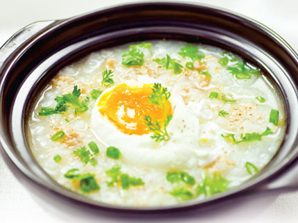 Nấu cháo trứng gà thơm ngon, bổ dưỡng cho bữa sáng hấp dẫn tất cả mọi người - Ảnh 1 Nau chao trung ga thom ngon, bo duong cho bua sang hap dan tat ca moi nguoi - Anh 1