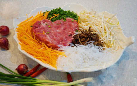 Cách làm món nem rán truyền thống ngày Tết - Ảnh 2 Cach lam mon nem ran truyen thong ngay Tet - Anh 2