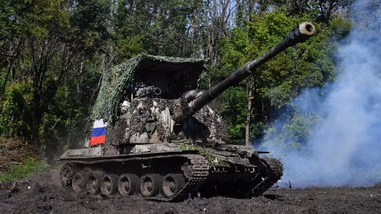 Quân nhân Nga khai hỏa từ một khẩu pháo tự hành Msta-S. (Ảnh: Sputnik).