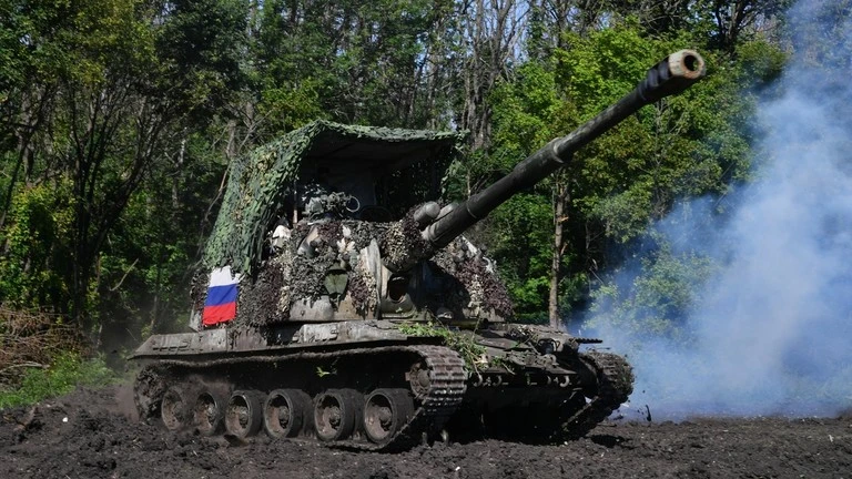 Quân nhân Nga khai hỏa từ một khẩu pháo tự hành Msta-S. (Ảnh: Sputnik).