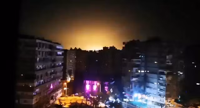 Hình ảnh tên lửa phát sáng khi rơi xuống.