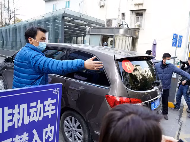 Xe đưa nhóm điều tra Covid-19 của WHO ở Trung Quốc.