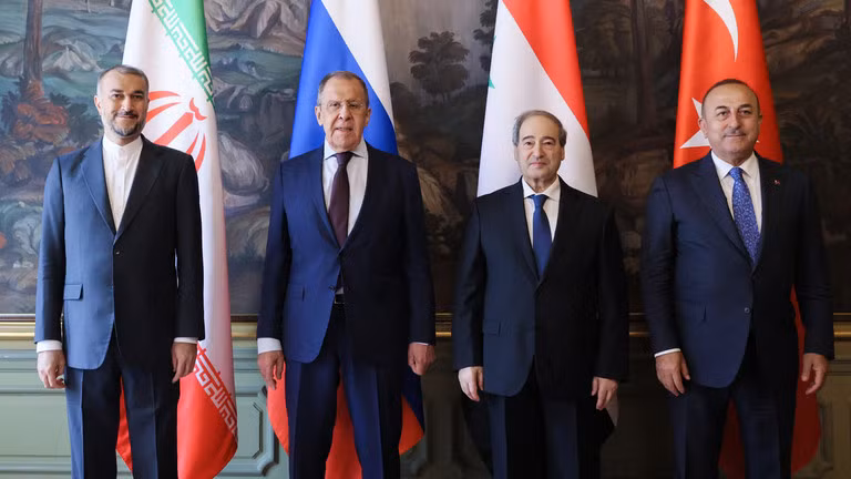 Ngoại trưởng Nga Sergey Lavrov chủ trì cuộc gặp với những người đồng cấp Mevlut Cavusoglu của Thổ Nhĩ Kỳ, Faisal Mekdad của Syria và Hossein Amir-Abdollahian của Iran tại Moscow. (Ảnh: AFP/ Bộ Ngoại giao Nga)