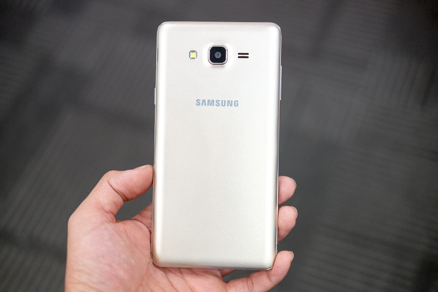 Thiết kế của máy khá giống với mẫu Galaxy Note 3 trước đây, nhưng cụm camera được làm gọn hơn. Thiết kế của máy khá giống với mẫu Galaxy Note 3 trước đây, nhưng cụm camera được làm gọn hơn.