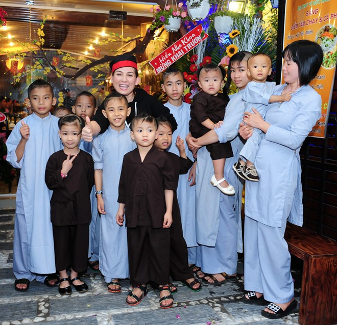 Những sao Việt chuyển hướng "tay ngang" thành công ảnh 4 Phi Nhung bên các con nuôi của mình trong ngày khai trương nhà hàng chay