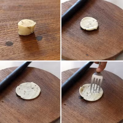 Với một viên bột nhỏ như vậy, bạn dùng tay nhấn dẹt sau đó dùng nĩa để chích lên mặt bột. Tương tự như vậy làm cho đến khi hết số bột.