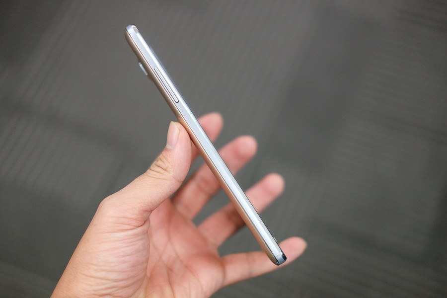 Máy khá mỏng, chỉ 8,2 mm. Máy khá mỏng, chỉ 8,2 mm.