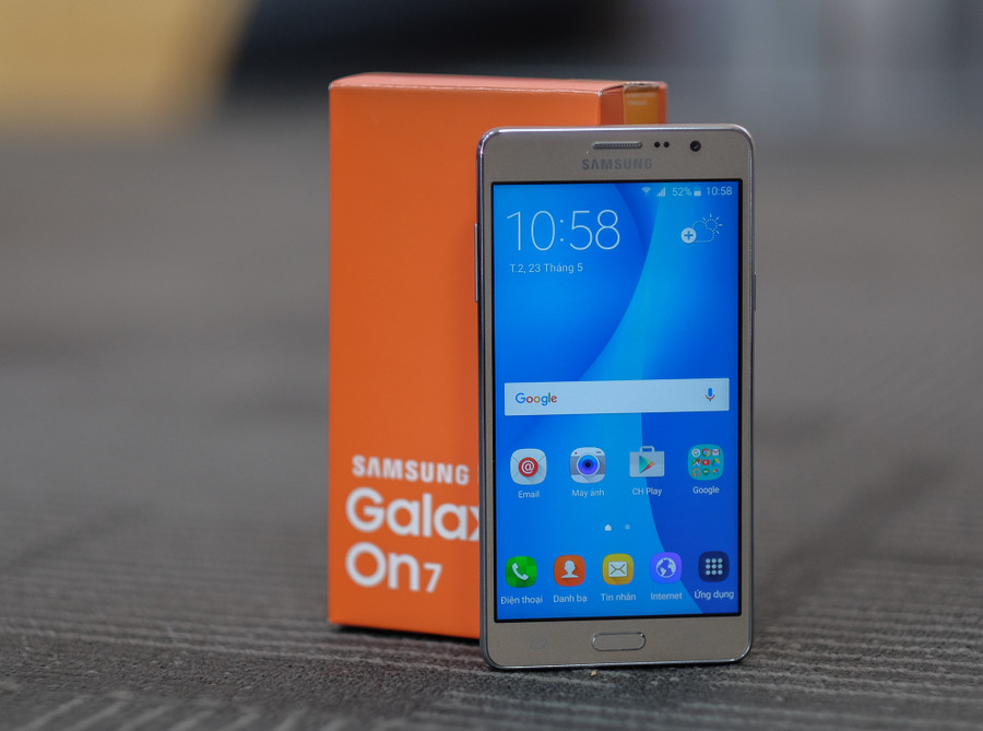 Galaxy On7 dùng chip lõi tứ tốc độ 1,2 GHz, RAM 1,5 GB. Máy chạy trên hệ điều hành Android 5.1. Trải nghiệm nhanh cho thấy Galaxy On7 hoạt động khá mượt. Điểm trừ nhỏ của model này là màn hình công nghệ TFT và không hỗ trợ 2 SIM. Tuy nhiên, so với mức giá 3,9 triệu đồng, có thể xem đây là lựa chọn ổn cho nhu cầu màn hình lớn, camera thông số cao. Galaxy On7 dùng chip lõi tứ tốc độ 1,2 GHz, RAM 1,5 GB. Máy chạy trên hệ điều hành Android 5.1. Trải nghiệm nhanh cho thấy Galaxy On7 hoạt động khá mượt. Điểm trừ nhỏ của model này là màn hình công nghệ TFT và không hỗ trợ 2 SIM. Tuy nhiên, so với mức giá 3,9 triệu đồng, có thể xem đây là lựa chọn ổn cho nhu cầu màn hình lớn, camera thông số cao.