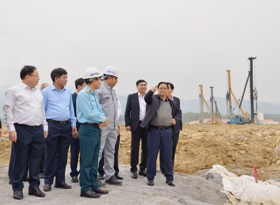 Thủ tướng Chính Phủ Phạm Minh Chính kiểm tra tiến độ Dự án Cảng hàng không Điện Biên.
