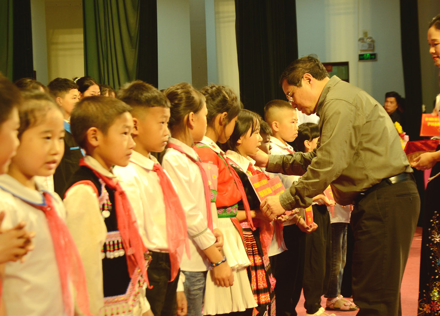 Thủ tướng trao tặng học bổng cho học sinh khó khăn tại Điện Biên. Thủ tướng trao tặng học bổng cho học sinh khó khăn tại Điện Biên.