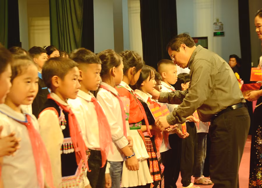Thủ tướng trao tặng học bổng cho học sinh khó khăn tại Điện Biên.