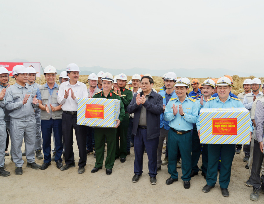 Thủ tướng tặng quà, động viên cán bộ, công nhân, kỹ sư tại Dự án Cảng hàng không Điện Biên. Thủ tướng tặng quà, động viên cán bộ, công nhân, kỹ sư tại Dự án Cảng hàng không Điện Biên.