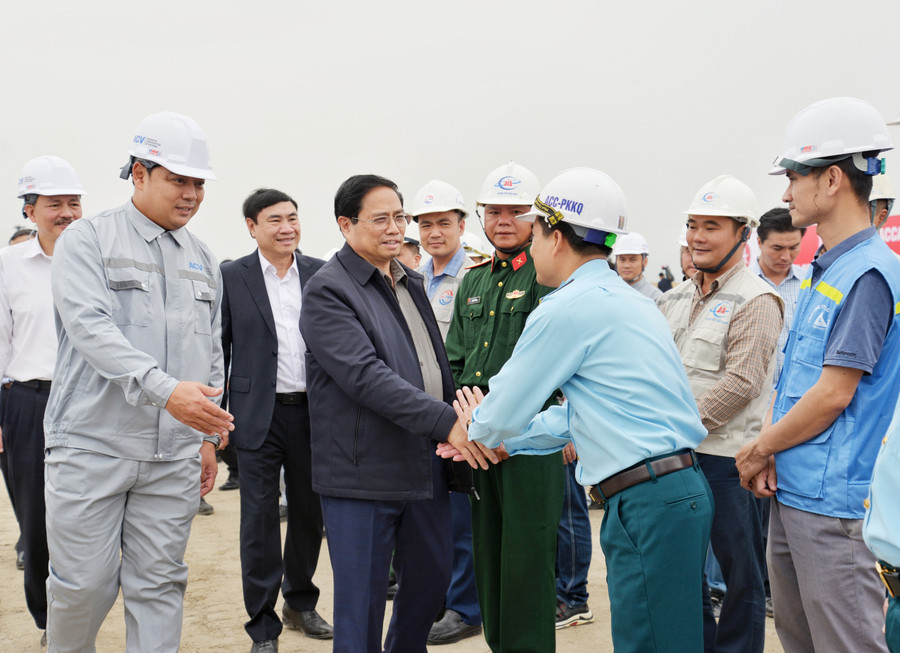 Thủ tướng thăm hỏi, tìm hiểu đời sống công nhân tại công trình. Thủ tướng thăm hỏi, tìm hiểu đời sống công nhân tại công trình.
