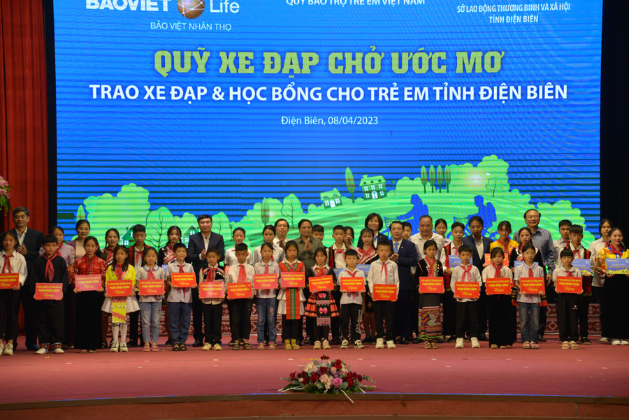Ba trăm suất quà của Đoàn công tác được trao đến tay học sinh nghèo vượt khó tại Điện Biên. Ba trăm suất quà của Đoàn công tác được trao đến tay học sinh nghèo vượt khó tại Điện Biên.