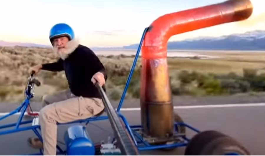 Ông Robert Maddox và chiếc xe tự chế.