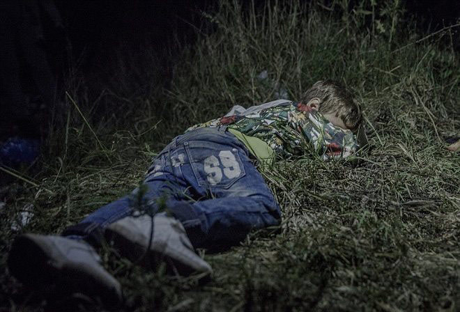 Trẻ em tị nạn lăn lóc giữa màn trời chiếu đất ảnh 2