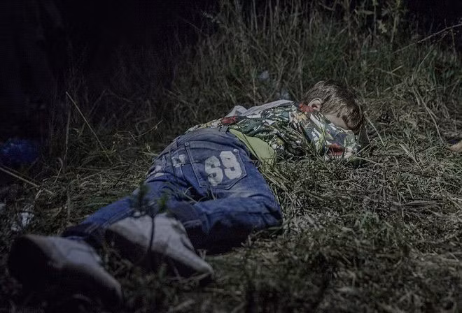 Trẻ em tị nạn lăn lóc giữa màn trời chiếu đất ảnh 2