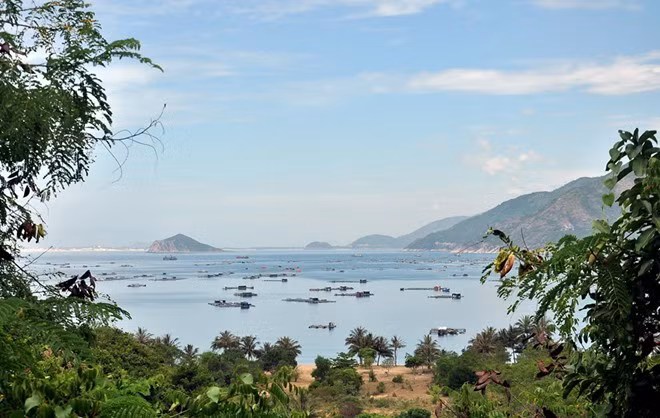 Vũng Rô: Vũng Rô vốn là một điểm nóng trong lịch sử, từ thời cuộc kháng chiến chống Mỹ cứu nước, vốn là bến đỗ của những chuyến tàu Không số chở vũ khí tiếp tế miền Nam. Bức tranh thiên nhiên đa dạng, kỳ thú, với những dãy núi hùng vĩ bao quanh cùng rất nhiều bãi biển nhỏ tuyệt đẹp trở thành điểm đến rất được yêu thích. Ảnh: Văn Tuấn.