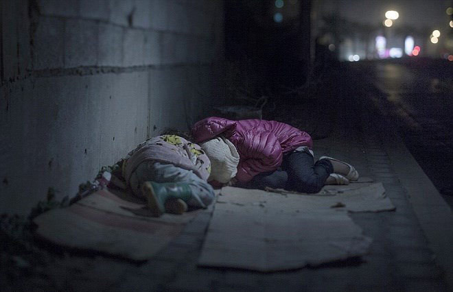 Trẻ em tị nạn lăn lóc giữa màn trời chiếu đất ảnh 6