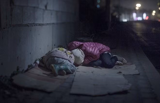 Trẻ em tị nạn lăn lóc giữa màn trời chiếu đất ảnh 6