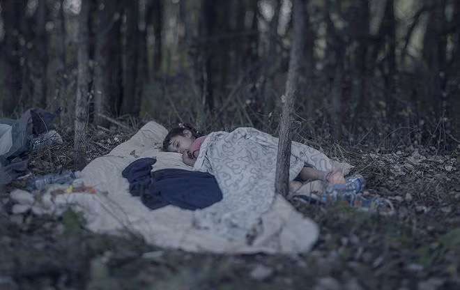 Trẻ em tị nạn lăn lóc giữa màn trời chiếu đất ảnh 5