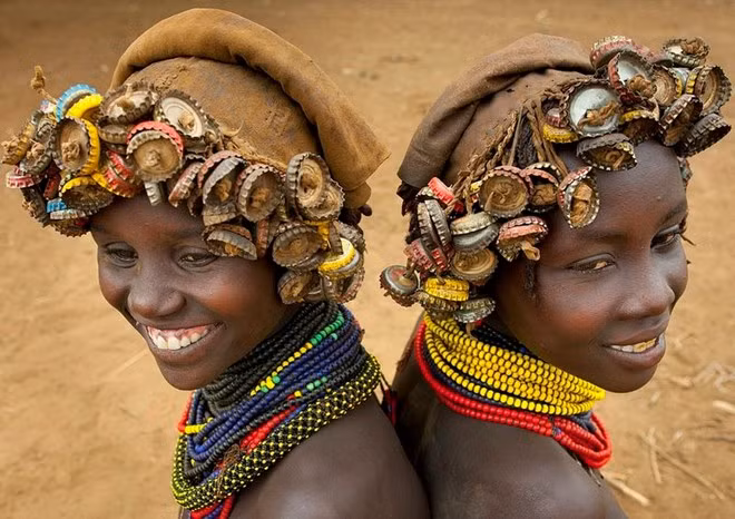 Bộ tộc kỳ lạ chuộng “trang sức” từ nắp chai, đồng hồ cũ