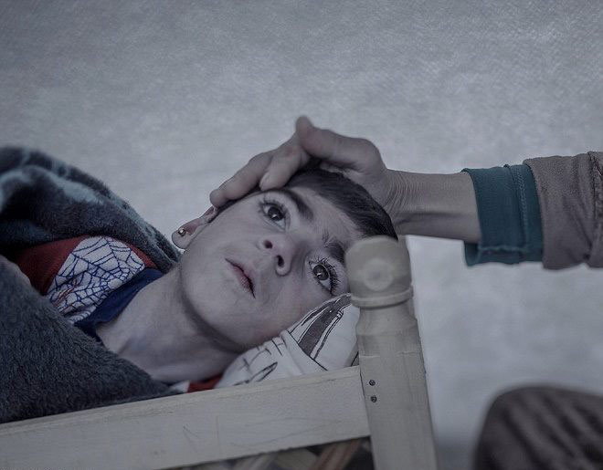 Trẻ em tị nạn lăn lóc giữa màn trời chiếu đất ảnh 1