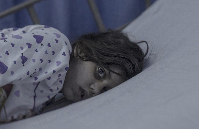 Trẻ em tị nạn lăn lóc giữa màn trời chiếu đất ảnh 3