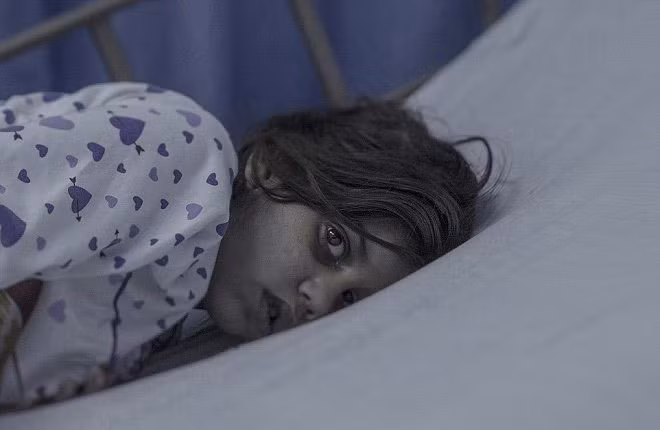 Trẻ em tị nạn lăn lóc giữa màn trời chiếu đất ảnh 3