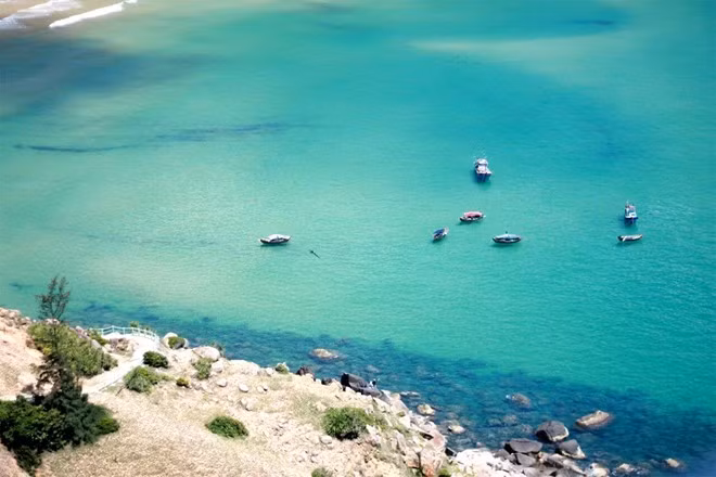 Bãi biển Đại Lãnh - Hải đăng Đại Lãnh: Biển Đại Lãnh là một trong những bãi tắm đẹp nhất của Việt Nam, được cấu tạo từ bãi cát trắng mịn, nước biển trong xanh, nhìn thấy đáy, cùng với độ thoải lớn có thể bơi lội xa bờ. Biển nằm bên đèo Cả hùng vĩ, ngoài phong cảnh sơn thủy hữu tình còn có hình hài của những làng chài tấp nập, hay ngọn Hải Đăng Đại Lãnh nổi tiếng – nơi suýt trở thành điểm cực Đông tổ quốc, tạo nên những dấu ấn khó quên trong lòng du khách ghế thăm. Ảnh: Dulich24.com.vn.