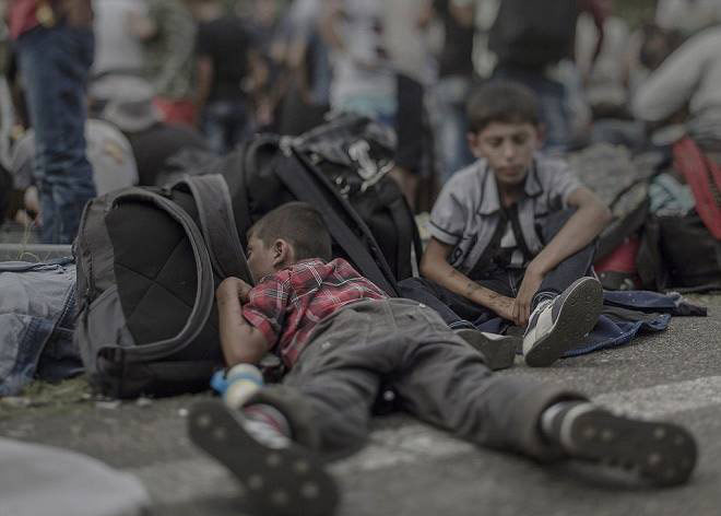 Trẻ em tị nạn lăn lóc giữa màn trời chiếu đất ảnh 8