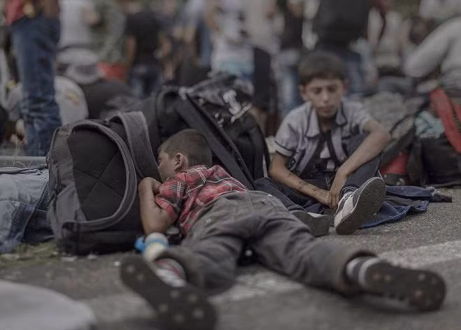 Trẻ em tị nạn lăn lóc giữa màn trời chiếu đất ảnh 8