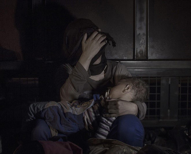 Trẻ em tị nạn lăn lóc giữa màn trời chiếu đất ảnh 4