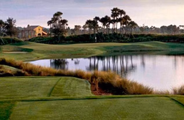  Bờ hồ nước sát sân gojlf – nơi trăn và cá sấu chiến đấu 